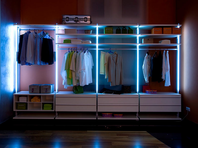 ตู้เสื้อผ้าแบบเปิดพร้อมไฟ LED