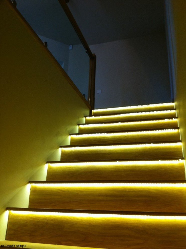 membawa tangga lampu kuning