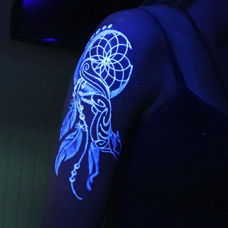 vit tatuering ljus UV-strålning