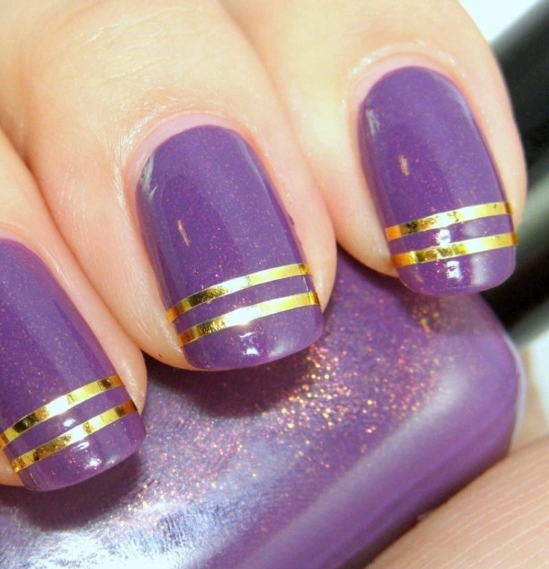 Design delle unghie rifinito con smalto viola