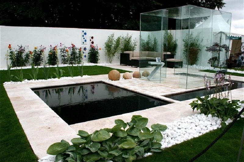 Sodobna vrtna zasnova z vrtnim ribnikom