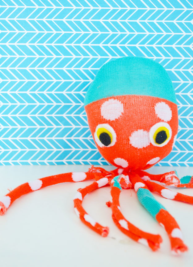 Gör Octopus plysj leksak ut ur strumpor