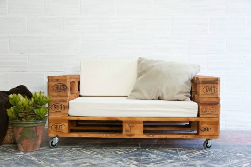 Dviašalė sofa iš europalčių originalaus išvaizdos
