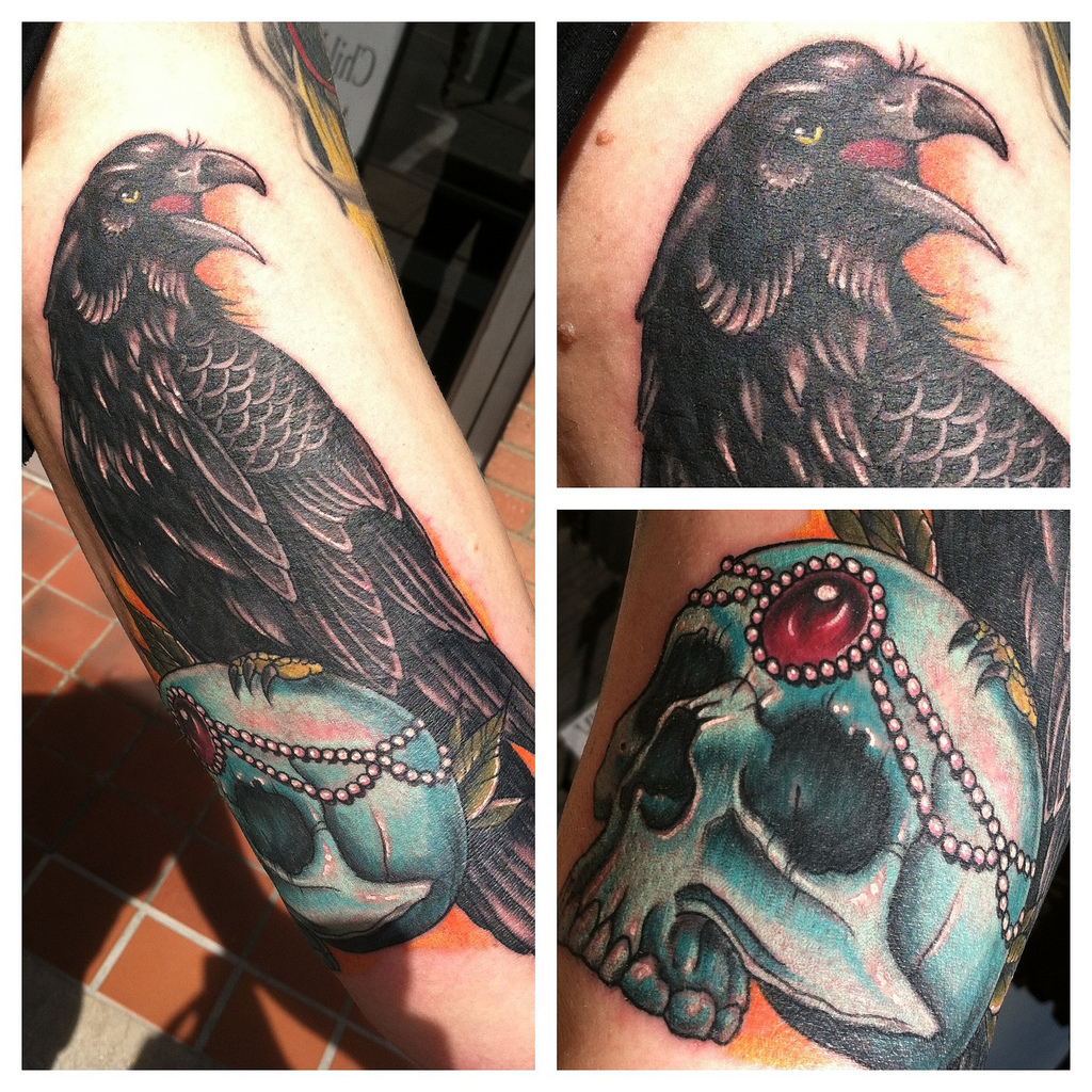 Crow tatuering med en skedel