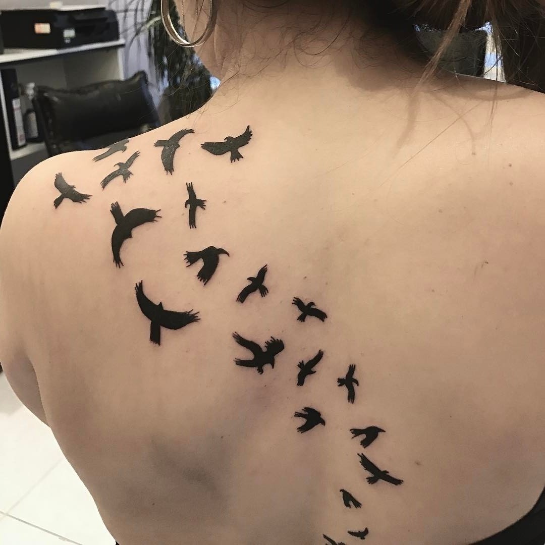 Crow tatuering, som visar flygande ravlar