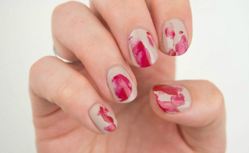 Nail design rosso per Halloween come le istruzioni di Bloody Fingerprints DIY
