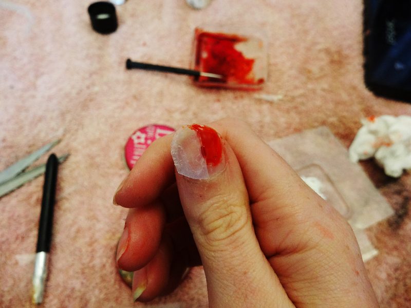 Röd nagel design för Halloween brutna blodiga naglar