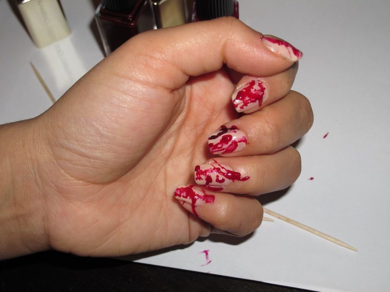 Röd spikdesign för halloween blodiga naglar