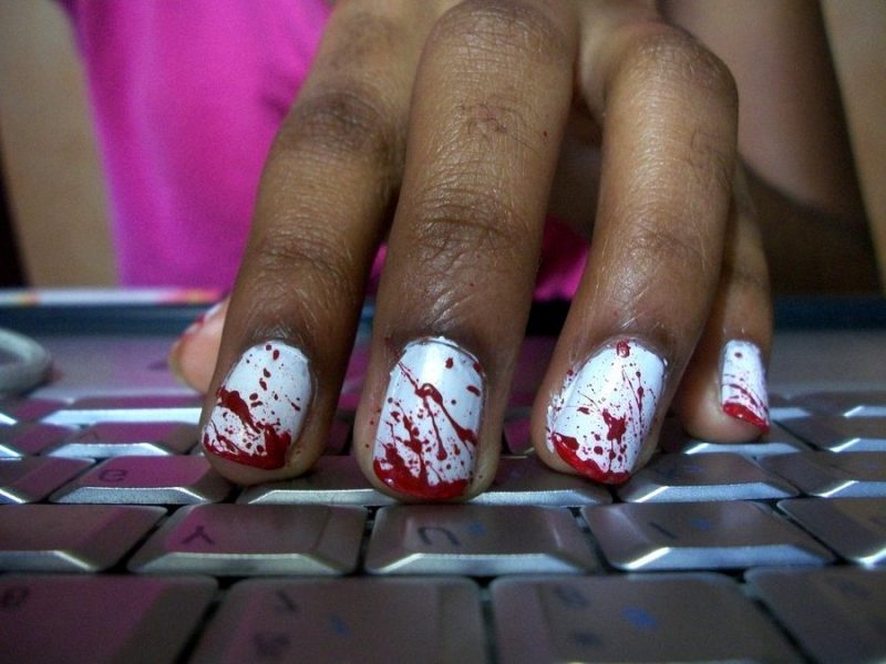 Röd nagel design för Halloween brutna blodiga naglar