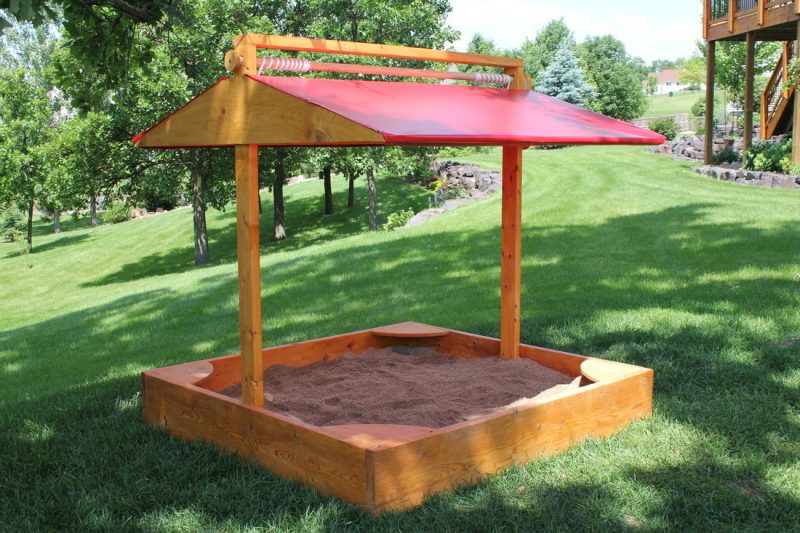 Construiți cutia de nisip cu acoperiș