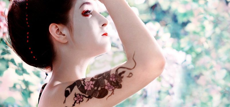 Kače tatoo z rožami v japonskem dizajnu
