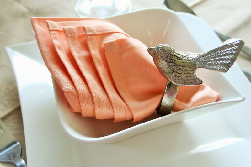 hemlagade servetter vikar instruktioner i orange nyanser dekorerad med en ring