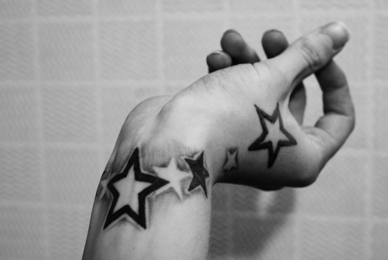 bintang tato ide tangan tangan hitam