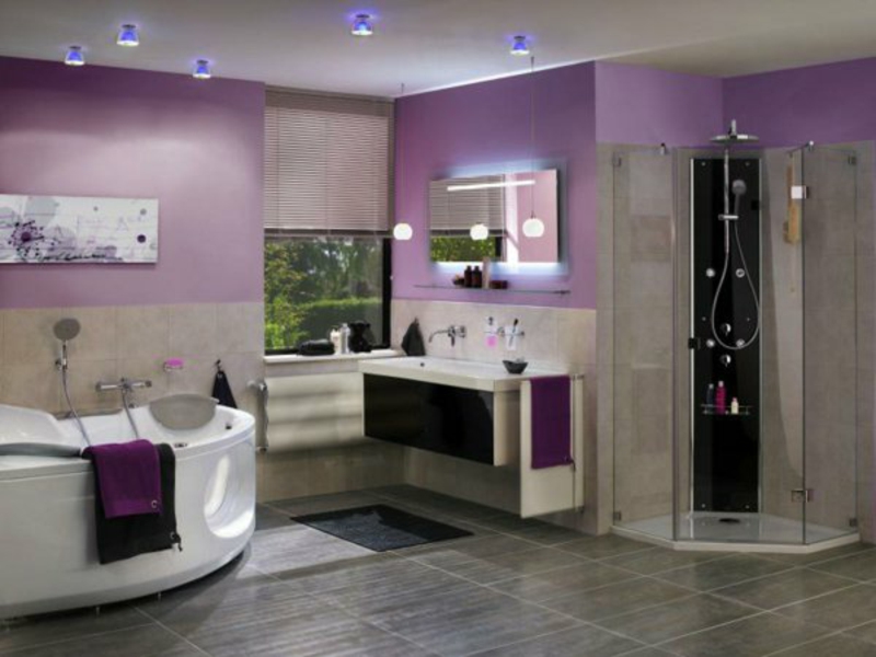 Švelnus modernus apšvietimas vonios kambaryje