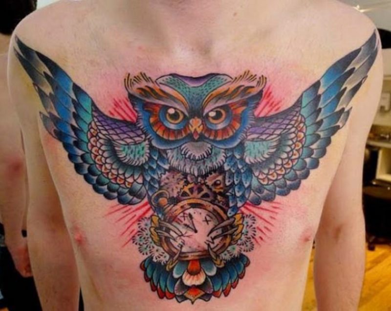 coruja de fonte de tatuagem de peito