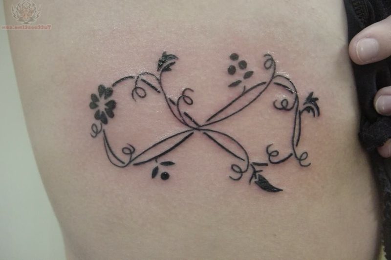 oändlighetstecken tatuering klassiska blommor