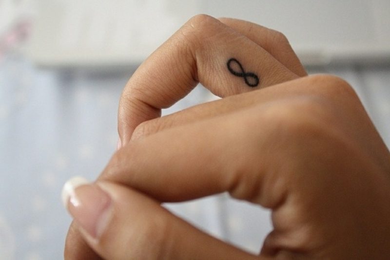 oändligt tecken tatuering finger
