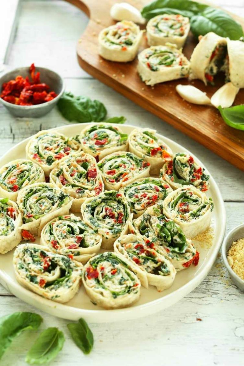 Vegetarisches Fingerfood-Häppchen mit Käse und Tomaten