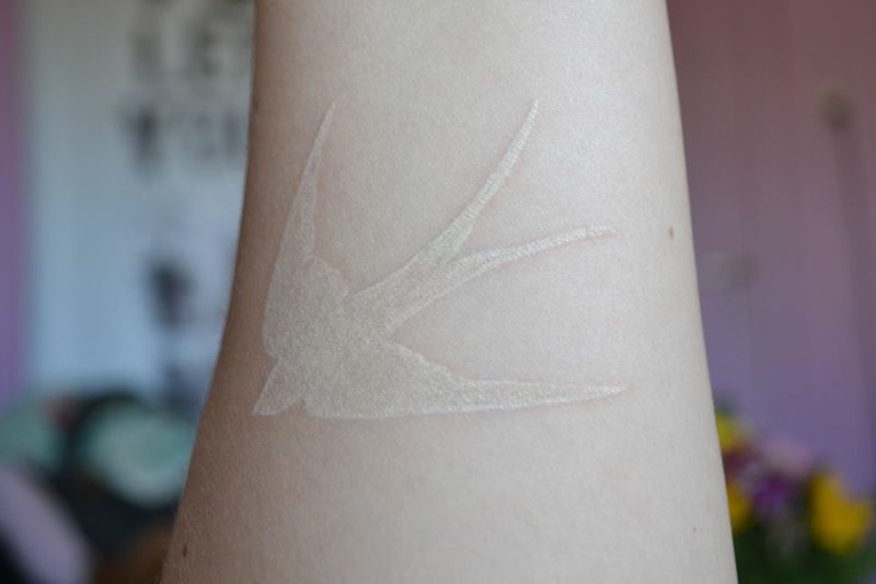 Tatuering vit svälja diskret