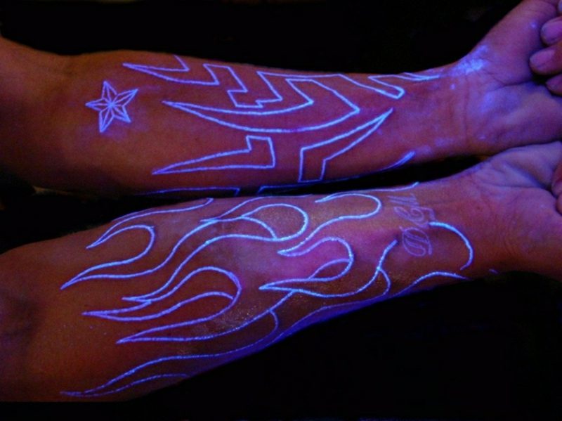 Tatuering vita ljusa UV-strålar