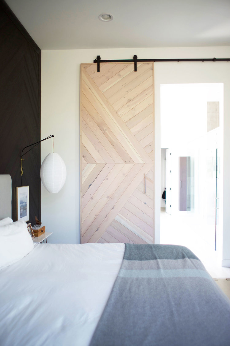 木製パネルを使ったDIYハウスのアイデア - 寝室のためのカントリースタイルのスライドドア