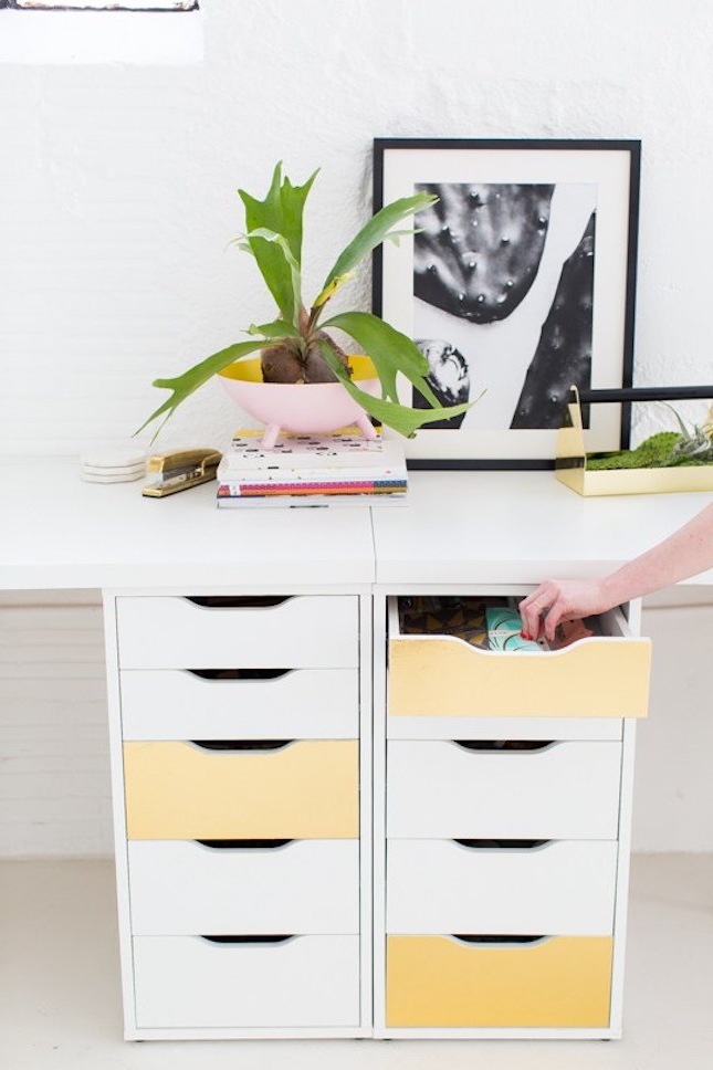 Ikea hackt voor lentedecoratie in de woonkamer: kleurrijk meubilair