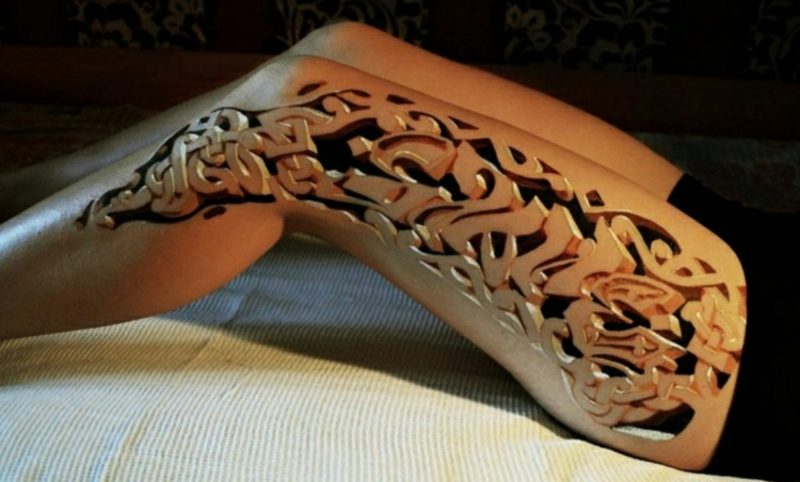 3D tatuering carving lårkvinna