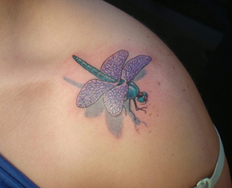 Tatuering axelkvinna 3D dragonfly