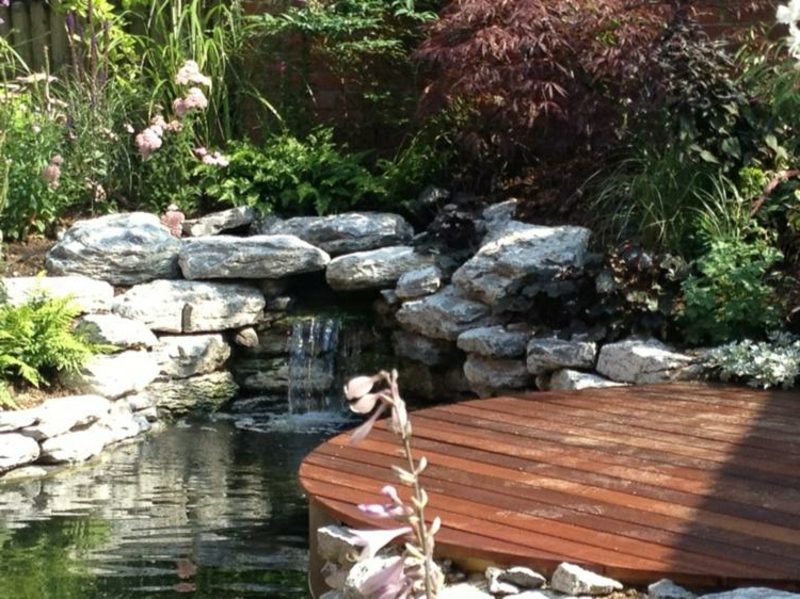 ストリームと装飾的な庭の池