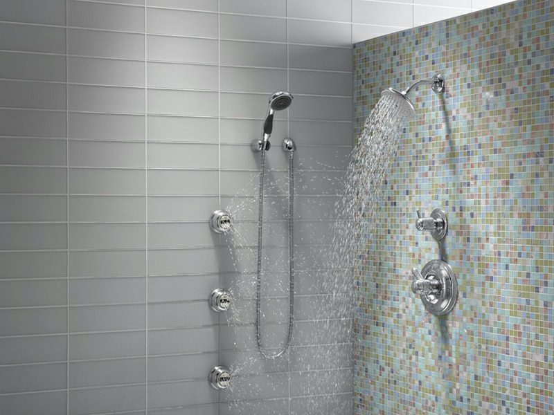 Banheiro com chuveiro de tijolo e mosaicos originais
