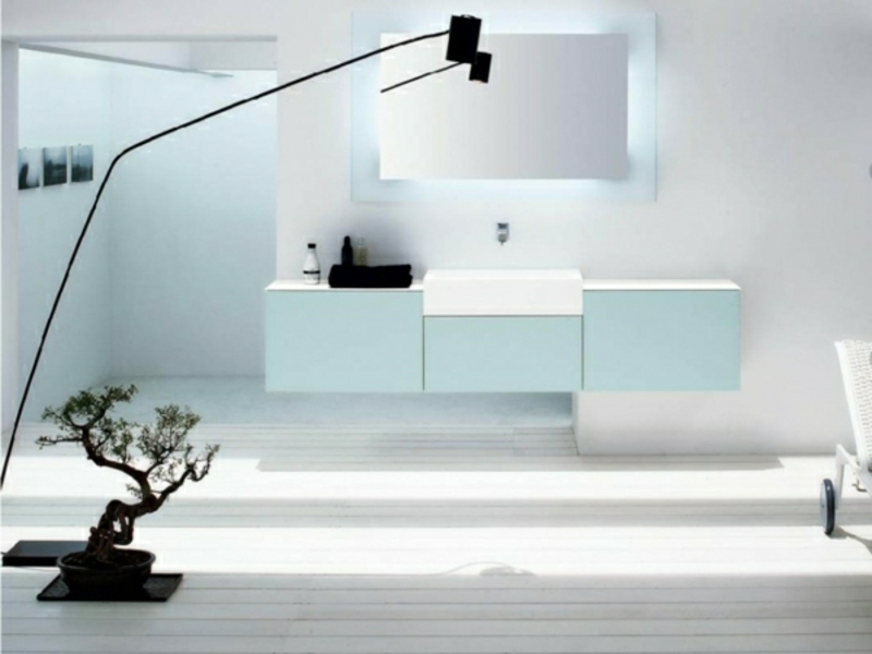 Šiuolaikinė grindų lempa vonios kambaryje
