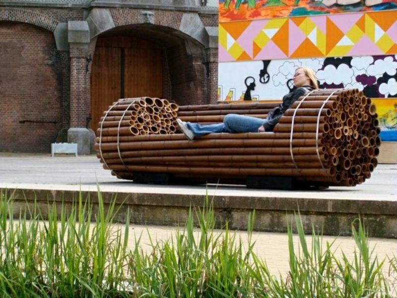 Bangku taman terbuat dari kayu bambu yang tidak biasa disainnya