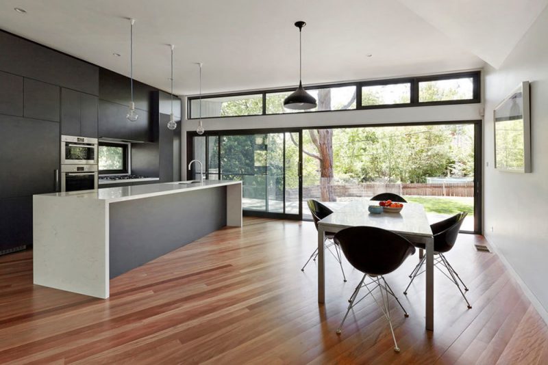 Modernios virtuvės langai nuo grindų iki lubų