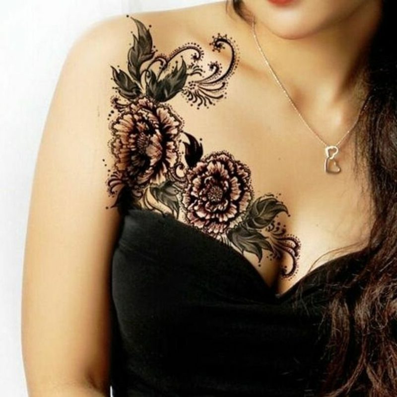 Blommor och fjäril ursprungliga tatuering bröst