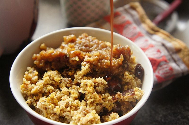 Couscous bereidt dessert met honing en rozijnen voor
