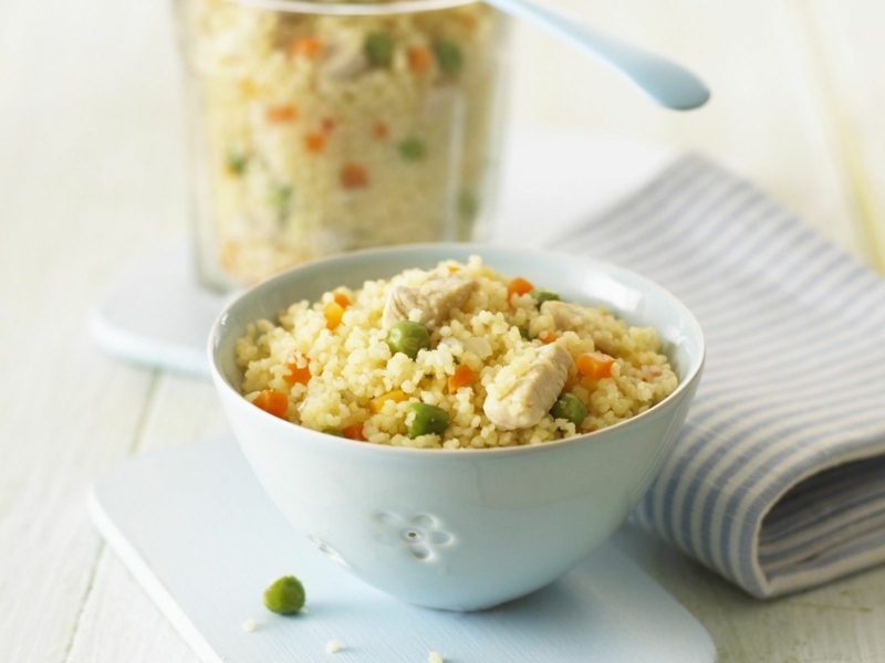Couscous gezonde receptensalade met erwten, vlees en wortelen