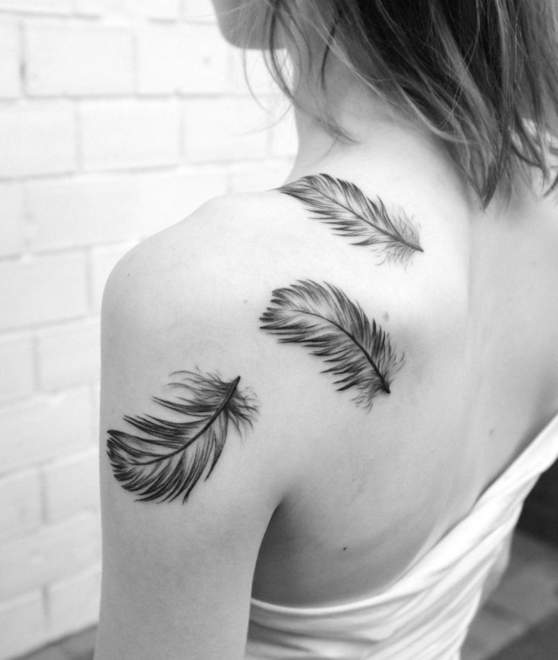 Tatuering med fjädrar på baksidan