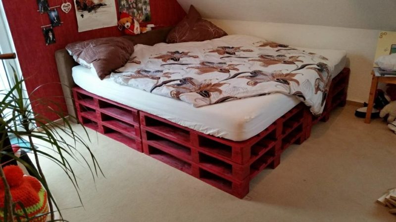 Euro palete postelje pobarvane rdeče