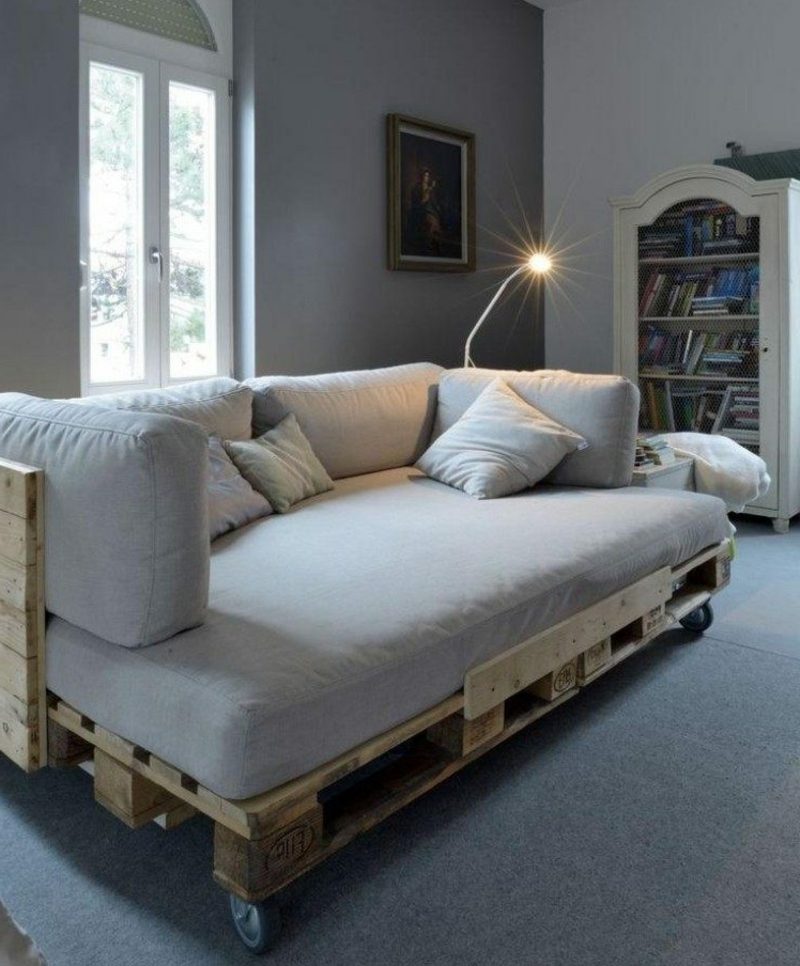 Kavč, ki je sestavljen iz dnevne sobe europaleta