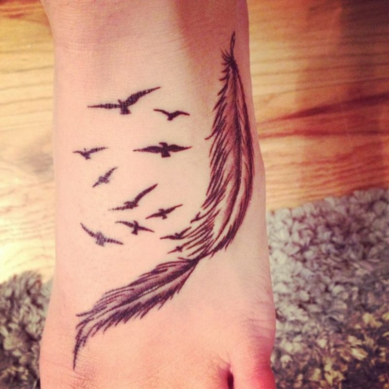 Fjäder och fåglar tatuering på foten