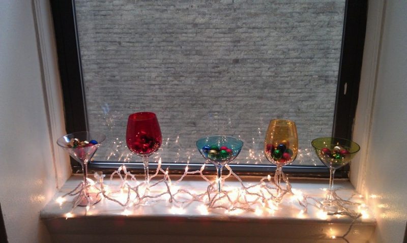 Vianočné dekorácie parapety farebné okuliare, ozdoby, rozprávkové svetlá