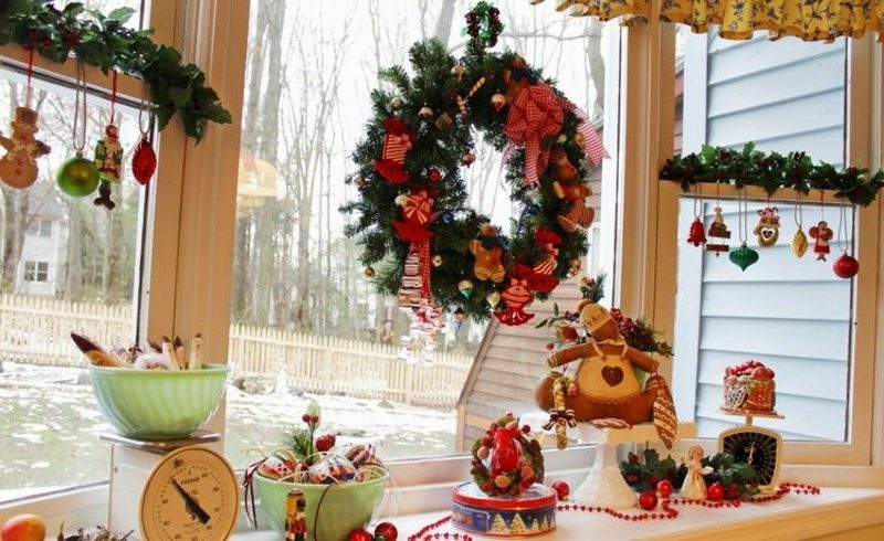 Okno obrázkov na vianočné slávnostné veniec a vianočné stromčeky dekorácie