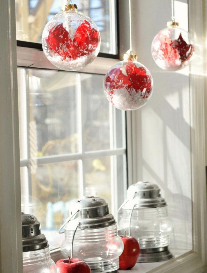 Okno obrázky pre vianočné červené vianočné ozdoby a sviečky lucerny