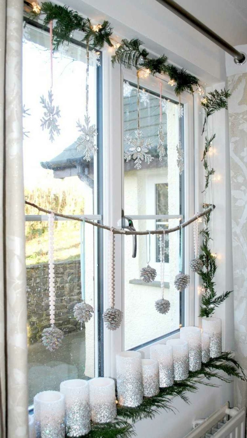 Okno obrázkov pre vianočné sviečky snehové vločky borovicové šišky