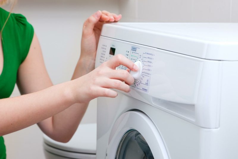 Fjern fett flekker fra klær i vaskemaskinen