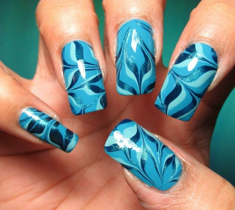 Effetto marmo per unghie blu