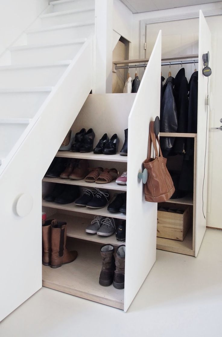 Garderobe under trappen - den perfekte løsningen for inngangspartiet