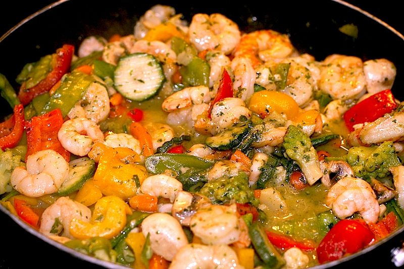 lätt middag förbereder räka med grönsaker