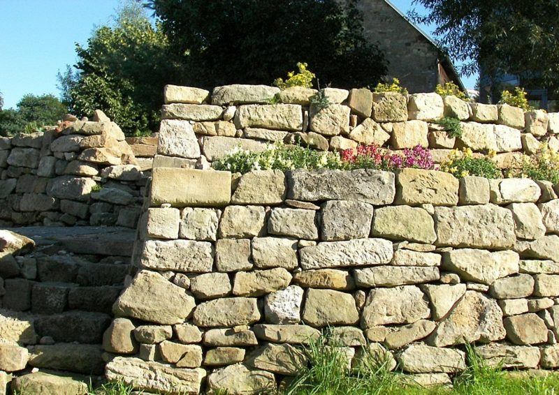 Parede de pedra em g \ jardim construído gradualmente