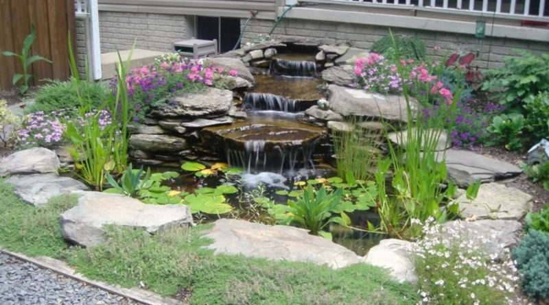 Lagoa de jardim que faz fronteira com a parede como uma pedra natural